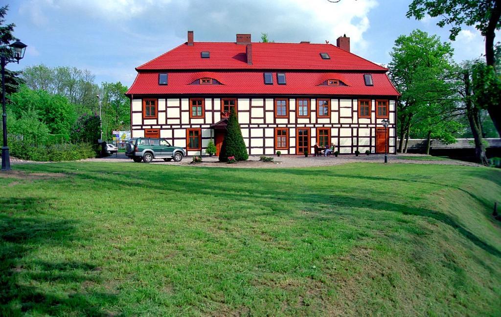 Gosciniec Zamkowy Hotel Darlowo Exterior photo